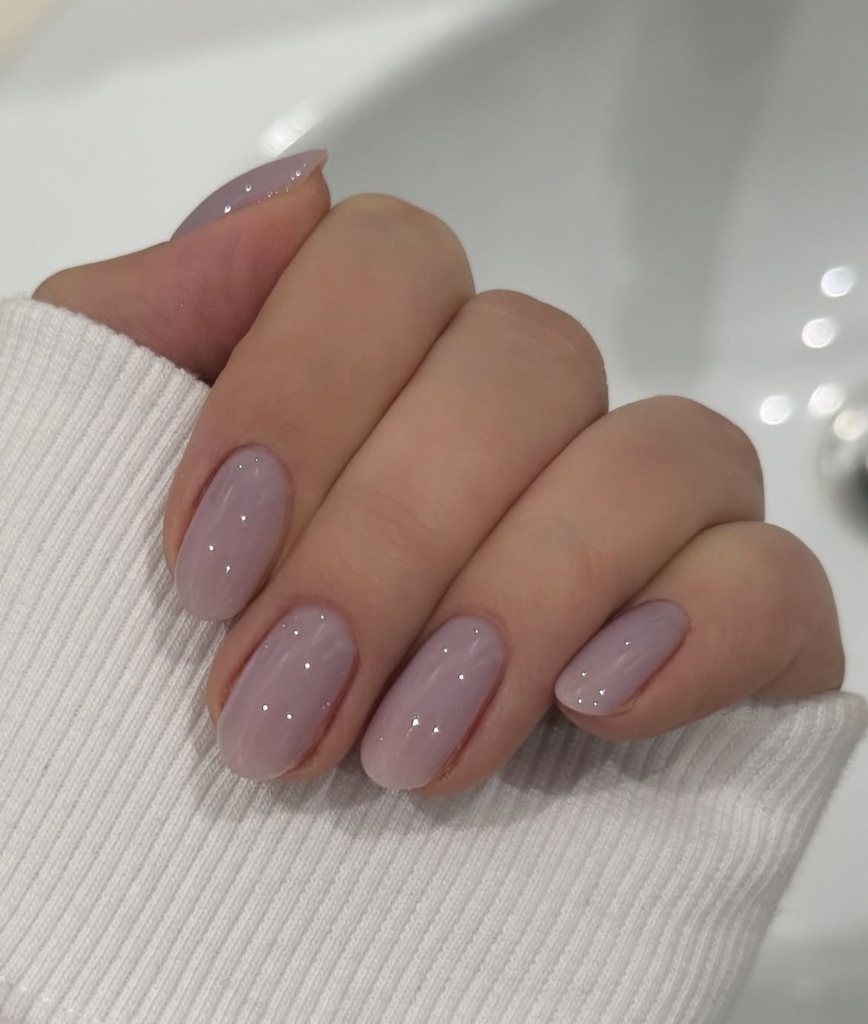 ‘Lipgloss nails’ trendi: Doğal ama etkili manikür görünümü